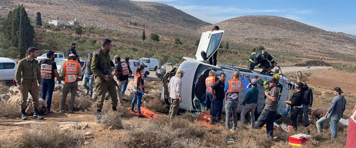 3 إصابات باعتداء للمستوطنين على مركبات مواطنين قرب قرية المغيّر