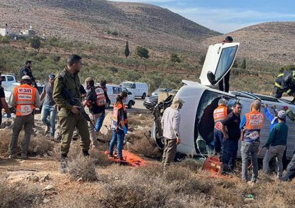 3 إصابات باعتداء للمستوطنين على مركبات مواطنين قرب قرية المغيّر