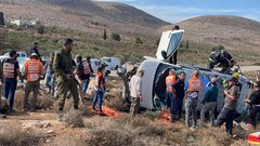 3 إصابات باعتداء للمستوطنين على مركبات مواطنين قرب قرية المغيّر