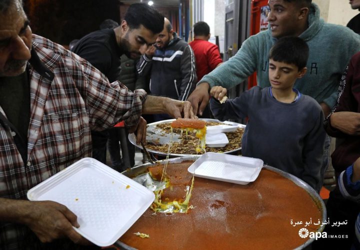 فلسطيني يوزع الحلوى بأسعار رمزية وبالمجان لسوء الأوضاع الاقتصادية بحي الزيتون في غزة- الحلواني مسعود القطاطي
تصوير: أشرف أبو عمرة