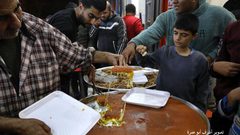 فلسطيني يوزع الحلوى بأسعار رمزية وبالمجان لسوء الأوضاع الاقتصادية بحي الزيتون في غزة- الحلواني مسعود القطاطي
تصوير: أشرف أبو عمرة