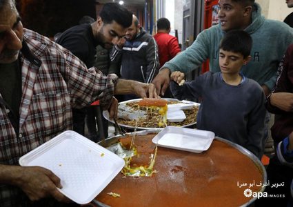 فلسطيني يوزع الحلوى بأسعار رمزية وبالمجان لسوء الأوضاع الاقتصادية بحي الزيتون في غزة- الحلواني مسعود القطاطي
تصوير: أشرف أبو عمرة