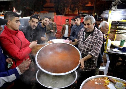 فلسطيني يوزع الحلوى بأسعار رمزية وبالمجان لسوء الأوضاع الاقتصادية بحي الزيتون في غزة- الحلواني مسعود القطاطي
تصوير: أشرف أبو عمرة