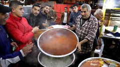 فلسطيني يوزع الحلوى بأسعار رمزية وبالمجان لسوء الأوضاع الاقتصادية