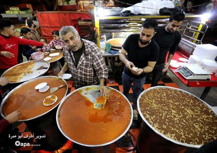 فلسطيني يوزع الحلوى بأسعار رمزية وبالمجان لسوء الأوضاع الاقتصادية بحي الزيتون في غزة- الحلواني مسعود القطاطي
تصوير: أشرف أبو عمرة