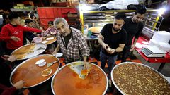 فلسطيني يوزع الحلوى بأسعار رمزية وبالمجان لسوء الأوضاع الاقتصادية بحي الزيتون في غزة- الحلواني مسعود القطاطي
تصوير: أشرف أبو عمرة