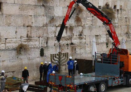 نصب شمعدان ضخم في ساحة حائط البراق للاحتفال"بـالحانوكاه"