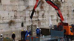 نصب شمعدان ضخم في ساحة حائط البراق استعداداً للاحتفال بعيد الأنوار التوراتي"حانوكاه" والذي يبدأ الأحد المقبل