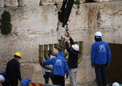 نصب شمعدان ضخم في ساحة حائط البراق للاحتفال"بـالحانوكاه"