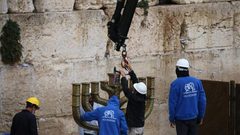 نصب شمعدان ضخم في ساحة حائط البراق استعداداً للاحتفال بعيد الأنوار التوراتي"حانوكاه" والذي يبدأ الأحد المقبل