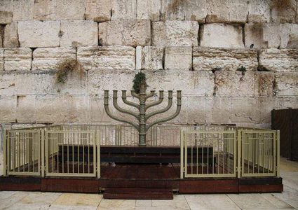 نصب شمعدان ضخم في ساحة حائط البراق استعداداً للاحتفال بعيد الأنوار التوراتي"حانوكاه" والذي يبدأ الأحد المقبل