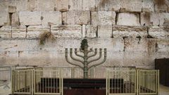 نصب شمعدان ضخم في ساحة حائط البراق استعداداً للاحتفال بعيد الأنوار التوراتي"حانوكاه" والذي يبدأ الأحد المقبل