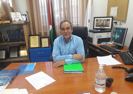 طبيب من نابلس يساعد المحتاجين وأجرى (5000) عملية قلب مفتوح