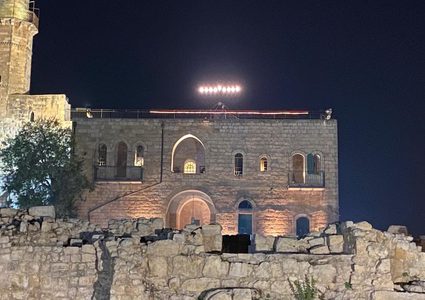 مستوطنون ينصبون "شمعدانا" على سطح مسجد شمال غرب القدس