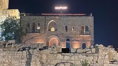 مستوطنون ينصبون "شمعدانا" على سطح مسجد شمال غرب القدس