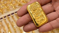 الذهب يرتفع بفعل سلالة كورونا الجديدة