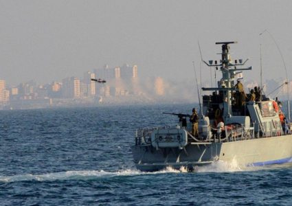 بحرية الاحتلال تستهدف قارب صيد فلسطيني قبالة وادي غزة