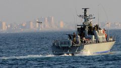 بحرية الاحتلال تستهدف قارب صيد فلسطيني قبالة وادي غزة