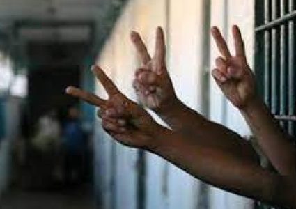 ثلاثة أسرى يواصلون إضرابهم المفتوح عن الطعام  في سجون الاحتلال