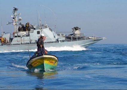 قوات الاحتلال تعتقل عدد من الصيادين قبالة شاطئ غزة