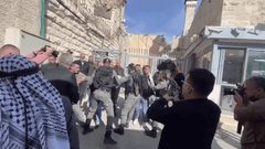 الاحتلال يقمع وقفة احتجاجية في الحرم الإبراهيمي ويعتقل مواطنا