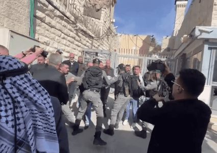 الاحتلال يقمع وقفة احتجاجية في الحرم الإبراهيمي ويعتقل مواطنا