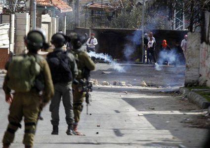 مواجهات مع الاحتلال على مدخل مخيم العروب وإصابات بالاختناق