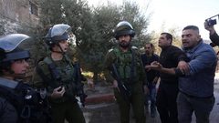 المستوطنون وجنود الاحتلال يعتدون على المواطنين والصحفيين في اللبن الشرقية جنوب نابلس