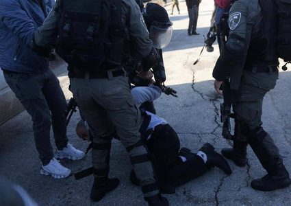 المستوطنون وجنود الاحتلال يعتدون على المواطنين في اللبن الشرقية