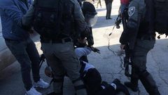 المستوطنون وجنود الاحتلال يعتدون على المواطنين والصحفيين في اللبن الشرقية جنوب نابلس