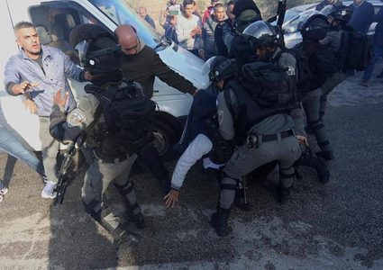 المستوطنون وجنود الاحتلال يعتدون على المواطنين والصحفيين في اللبن الشرقية جنوب نابلس