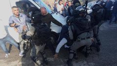 المستوطنون وجنود الاحتلال يعتدون على المواطنين في اللبن الشرقية