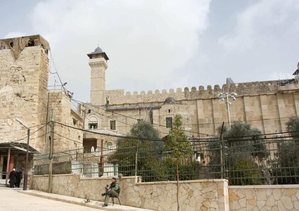 "الأوقاف": الاحتلال منع رفع الأذان 525 وقتا في المسجد الإبراهيمي