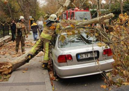 عاصفة قوية تضرب غرب تركيا وتخلف أضرارا