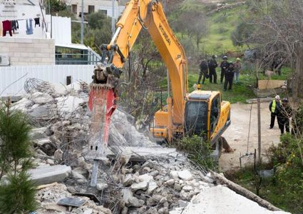 الاحتلال يخطر بهدم ووقف البناء لمنشآت تجارية جنوب جنين