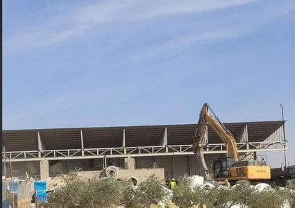 القدس: الاحتلال يهدم بركسا لمواد البناء في بلدة عناتا