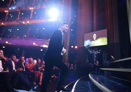 جائزة أفضل لاعب بالعالم حائرة بين ميسي وليفاندوفسكي