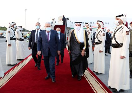 الرئيس يصل الدوحة بدعوة من سمو أمير قطر