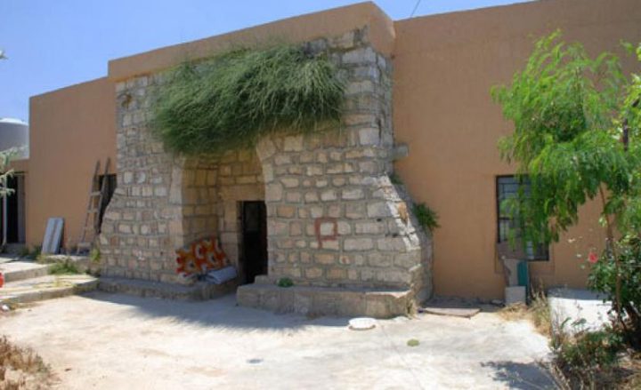 الاحتلال يمنع ترميم مقام "يقين" الأثري في الخليل