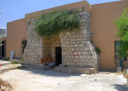 الاحتلال يمنع ترميم مقام "يقين" الأثري في الخليل