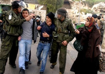 قوات الاحتلال تحتجز طالب مدرسة من تقوع شرق بيت لحم