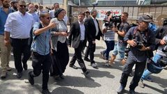 مستوطنون يقومون بتخريب ومسح جداريات في الشيخ جراح