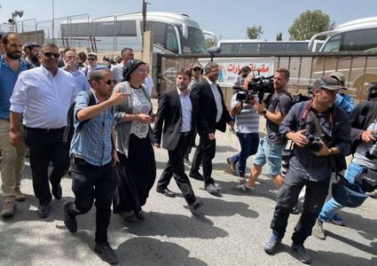 مستوطنون يقومون بتخريب ومسح جداريات في الشيخ جراح