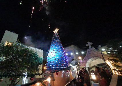 الناصرة تحتفل بإضاءة شجرة الميلاد