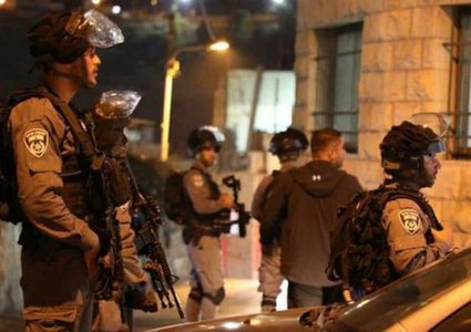 الاحتلال يعتقل متضامنة ويستولي على مركبتها جنوب الخليل