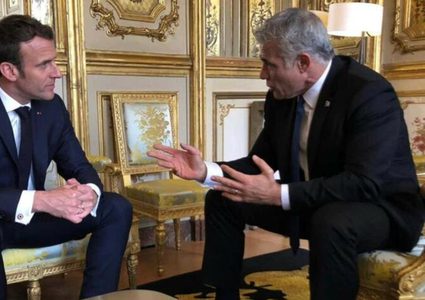 لابيد لماكرون: يجب ممارسة تهديد عسكري "حقيقي" على إيران