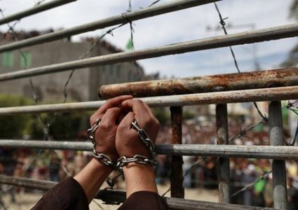 4 أسرى يدخلون أعواما جديدة في سجون الاحتلال