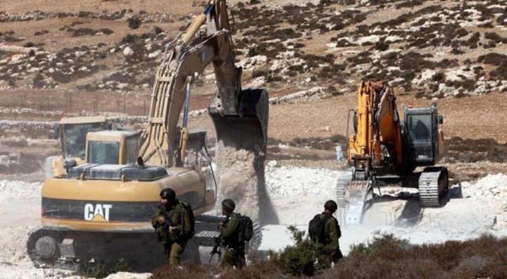 بيت لحم: الاحتلال يهدم جدارا استناديا في قرية الولجة