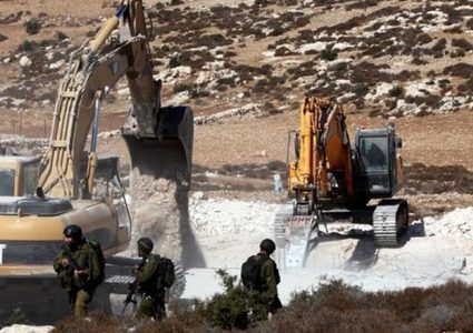 بيت لحم: الاحتلال يهدم جدارا استناديا في قرية الولجة