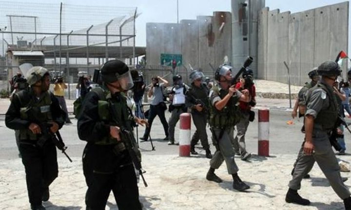 اندلاع مواجهات مع قوات الاحتلال على حاجز قلنديا العسكري